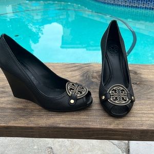 Tory Burch Amanda Leather Logo Peep Toe Wedges in Black